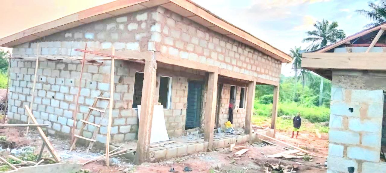 صورة الفصلين بعد إتمام البناء والتسقيف