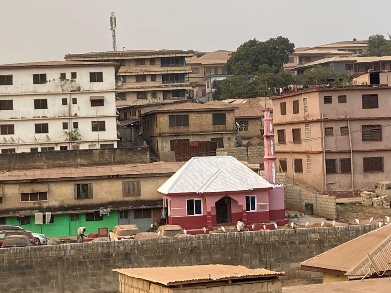 صورة المسجد من بعيد في وسط الحارة