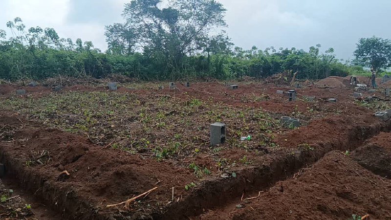 حفر  أساس المسجد في بداية البناء