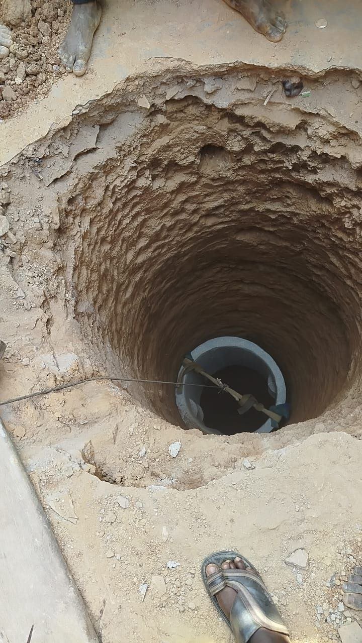 صورة عملية تعميق البئر إلى 22 مترا عمقا